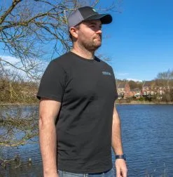 Preston BLACK T-SHIRT - 7 Opties -Hengels Verkoop Preston p0200344 50 black t shirt kleding 2 min