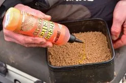 DYNAMITE BAITS SWIM STIM STICKY PELLET SYRUP 300ml -Hengels Verkoop dynamite baits F1 Sweet Swim Stim Sticky Pellet Syrup a min